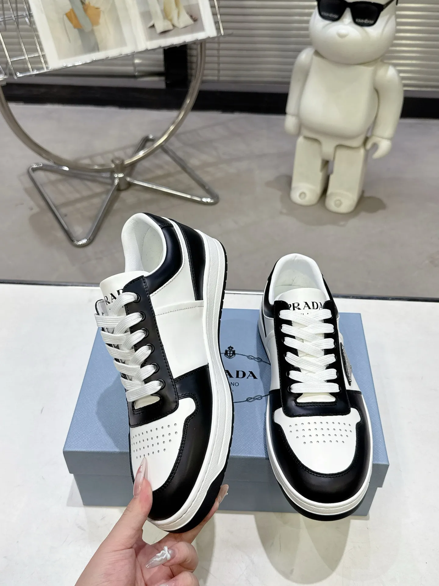 👟👟Ex-factory price 580👟👟 Couple style Prada Latest Downtown Bold series Triangle logo Casual sneakers White shoes Original purchase, development and production Downtown Bold sneakers are inspired by the basketball shoes of the 1980s, with a sporty design and exquisite details. Crafted from perforated leather, the statement platform sole provides a unique, modern style. The Prada logo is interpreted from different angles, decorated with the iconic enameled triangular metal logo, highlighting the unique classic style. Exquisite packaging at the delivery counter🛍📦 ▪️Fabric: Original custom imported first-layer cowhide ▪️Lining: Original imported soft sheepskin ▪️Outsole: Original open-molded rubber bottom material ▪️Size: Women's 35-40 Men's 39-45